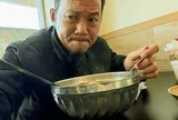 Nam nghệ sĩ SN 1976 sang Mỹ chỉ tìm quán chè, bánh mì, bún, nhắn nhủ 1 người: "Em về Việt Nam đây"