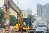 Xe cộ luồn lách giữa công trường Vành đai 2,5 Hà Nội