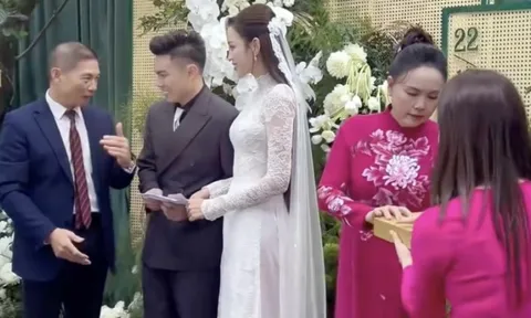 Chủ tịch tập đoàn Sơn Hải trao cho Hoa hậu Đỗ Hà 1 phong bì, bên trên có 4 chữ