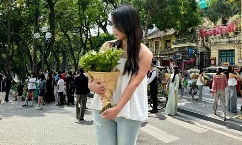 Cảnh tượng nàng thơ mùa thu ở Hồ Gươm: Khác xa Nhà Thờ Lớn!