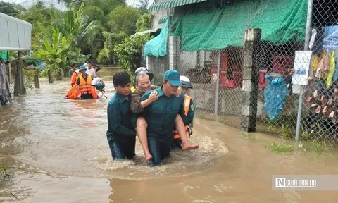 Nước lũ dâng nhanh, công an, dân quân Lâm Đồng cõng dân ra khỏi vùng nguy hiểm
