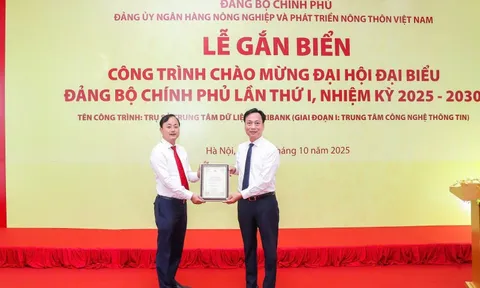 Agribank gắn biển công trình Trung tâm dữ liệu chào mừng Đại hội Đảng bộ Chính phủ