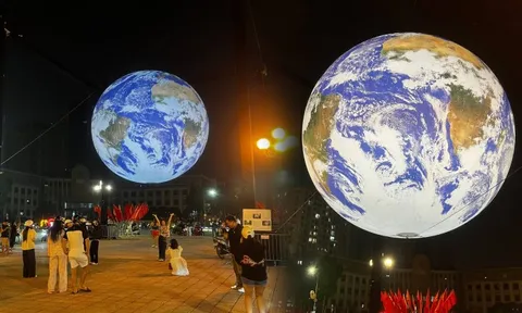 [Clip] Xuất hiện quả địa cầu đường kính 7 mét tại Hồ Tây, dân tình ồ ạt kéo tới chụp ảnh