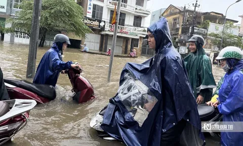 Nước lũ dâng cao ở Huế, người dân vật lộn đẩy xe hàng cây số để thoát ngập