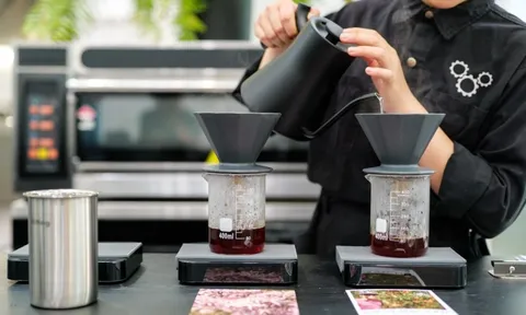 Bí mật đằng sau ly cà phê 750.000 đồng, giá gấp 37 lần ly cà phê vỉa hè