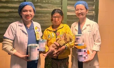 Trẻ 5 ngày tuổi nguy kịch vì mẹ cho ăn cơm