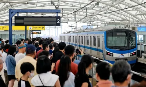 Metro số 1 dừng bán vé giấy, cho mang xe đạp gấp lên tàu