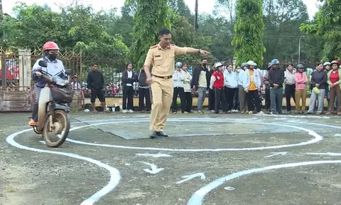 Đồng bào vùng sâu nô nức học sát hạch lái xe hạng A1