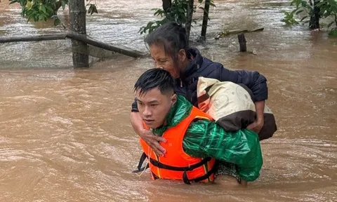 Ấm áp tinh thần dân tộc, nghĩa đồng bào trong mưa lũ