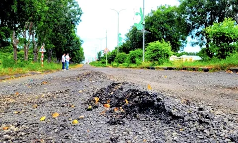 Cận cảnh con đường 'tan nát' sau khi được... sửa chữa