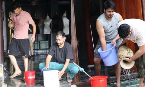 Khách Tây đi chân trần, xắn quần dọn lũ cùng dân Hội An