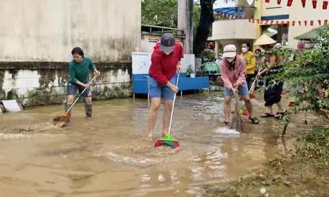 Một tuần 3 lần dọn bùn đất trong nhà, người dân Quảng Ngãi chật vật chống lũ