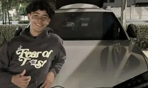 Ronaldo tặng con trai 15 tuổi siêu xe Lamborghini hơn 7 tỷ