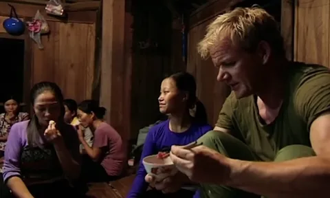 Đầu bếp 17 sao Michelin thế giới ngồi khúm núm ăn xôi ở Việt Nam