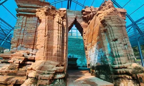 Bị Phó Chủ tịch TP Huế phê bình, cuộc "giải cứu" tháp Chăm hơn 1.200 năm tuổi ra sao?