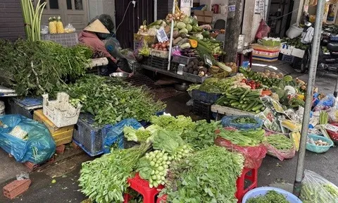 Rau xanh tăng chóng mặt ở chợ bán lẻ, nhiều bà nội trợ thở dài