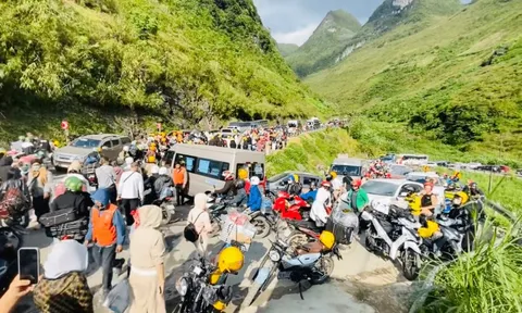 Hà Giang lúc này ken đặc khách, biển người nhích từng cm trên dốc Thẩm Mã