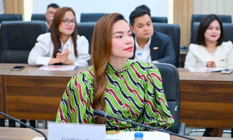 Hồ Ngọc Hà xúc động tặng 500 triệu đồng cho 2 dự án của Giải thưởng Hành động vì Cộng đồng 2025