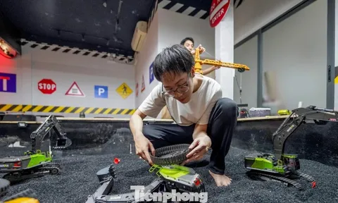 Giới trẻ TPHCM mê mẩn quán cà phê 'lái xe địa hình'