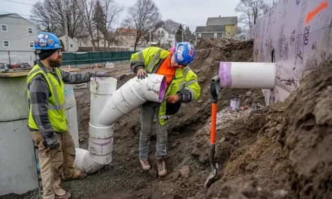 Khảo sát cho thấy Gen Z thích làm công nhân thay vì học ĐH: Phí học nghề thấp, lương cao hơn "bàn giấy" và ít bị thay thế bởi AI