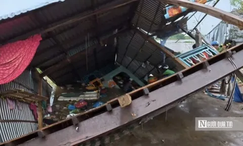 "Vừa thoát ra được vài giây, cả căn nhà đã đổ sụp xuống sông"