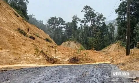 Sạt lở nhiều tuyến đường miền núi Quảng Ngãi, ngăn phương tiện lưu thông qua đèo Lò Xo