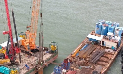 Tấp nập thi công cầu đường vượt biển dài nhất Việt Nam