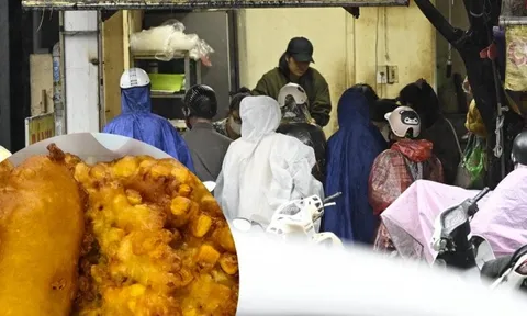Thực tế tại hàng bánh chuối Hà Nội khiến khách "ức phát khóc": Người mua vẫn tới đông nghịt dù trời mưa lớn