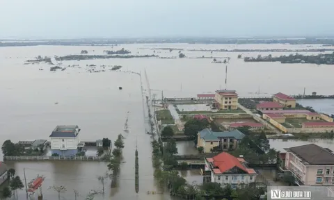 VIDEO: Nước lũ rút chậm, nhiều trụ sở cơ quan ở Huế vẫn ngập như “ốc đảo”
