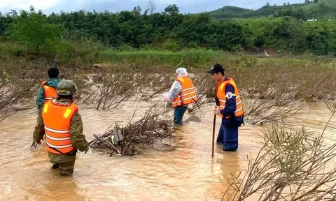 Lực lượng chức năng dầm mình tìm kiếm tài xế xe container bị lũ cuốn trôi