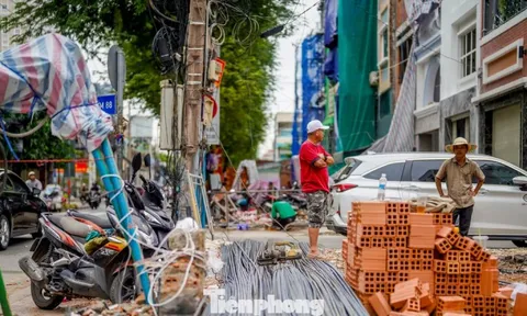 Người dân tháo dỡ nhà cửa, giao mặt bằng thi công cầu Nguyễn Khoái