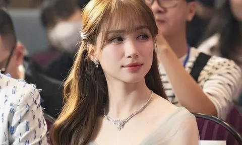 Hòa Minzy liên tục làm một việc trong đêm