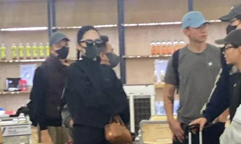 "Team qua đường" bắt gặp Hương Giang lặng lẽ về nước, nhân vật kè kè sát rạt gây chú ý