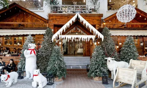 Quán cà phê Hà Nội hóa trời Âu, phun tuyết nhân tạo, hút khách mùa Giáng sinh