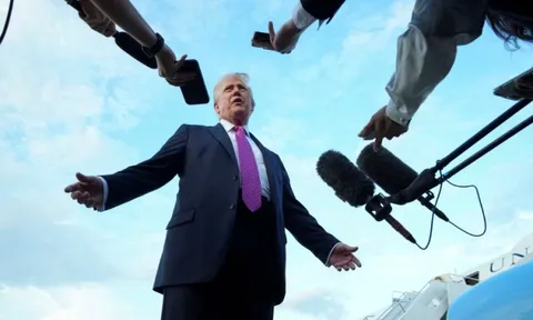 Ông Trump đoán Fed chuẩn bị “cắt giảm mạnh” lãi suất