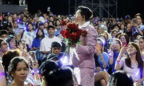 Quốc Thiên bật khóc trong live concert 10.000 khán giả