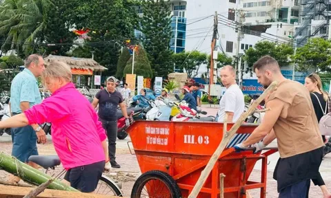 Du lịch Việt Nam đúng đợt mưa bão, khách Tây có thêm trải nghiệm mới: Ai nhìn cũng mừng vui