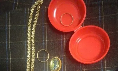 Người phụ nữ xúc động nhận lại gần nửa cây vàng để quên trong chiếc áo cũ