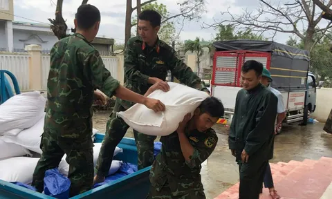 Đắk Lắk khen thưởng đột xuất những người hùng thầm lặng giữa tâm lũ