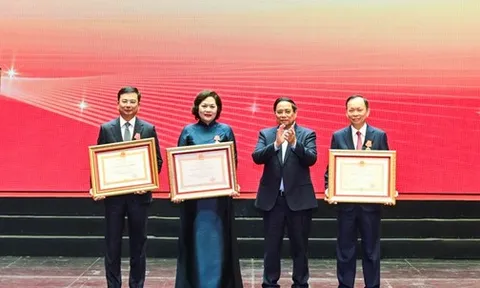 Thống đốc NHNN Nguyễn Thị Hồng, Phó Thống đốc Phạm Thanh Hà được trao tặng huân chương lao động hạng Nhất