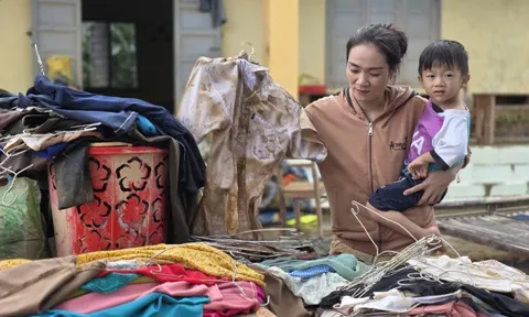 Giáo viên chạy lũ trong đêm và ngày trở lại lớp học ở rốn lũ Hòa Thịnh