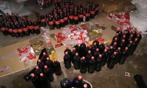 Đột kích một nhà máy ở Pakistan, công an triệt phá đường dây sản xuất nước ngọt giả, tịch thu hơn 2.000 lít hóa chất cùng lượng lớn chai lọ, máy chiết rót
