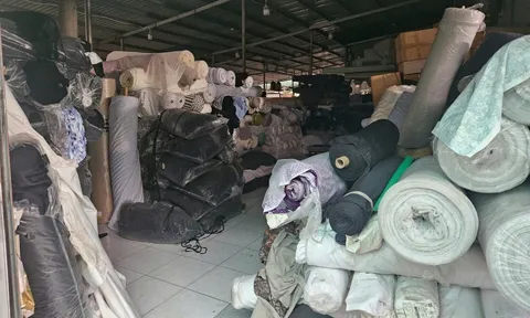 TPHCM: Phát hiện kho hàng chứa trên 100 tấn vải cuộn không rõ nguồn gốc