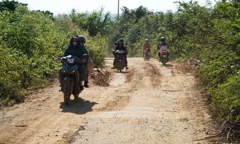 Đường gần 20 tỷ ở Quảng Ngãi xuống cấp, người dân miền núi “nín thở” mỗi lần đi qua