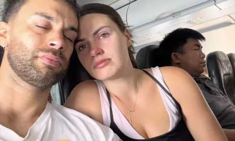 2 khách Tây ôm nhau khóc trên máy bay rời Việt Nam vì lý do đầy xúc động