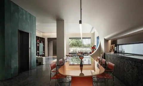 Vợ đi Mỹ, chồng ở nhà làm 1 việc “động trời” với biệt thự 700m2 rồi mới báo gia đình: “Đã đến lúc tôi sống thật với chính mình”