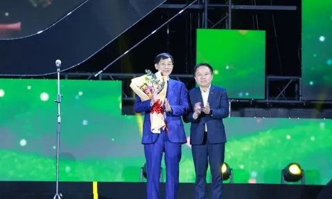 Trích 6 tỷ đồng từ ngân sách lễ cưới của con gái, tỷ phú Johnathan Hạnh Nguyễn mang tiền hỗ trợ bà con vùng lũ