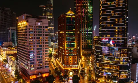 Không chỉ đóng hàng nghìn tỷ đồng tiền thuế, các công ty này còn thắp sáng cả bầu trời đêm TP.HCM