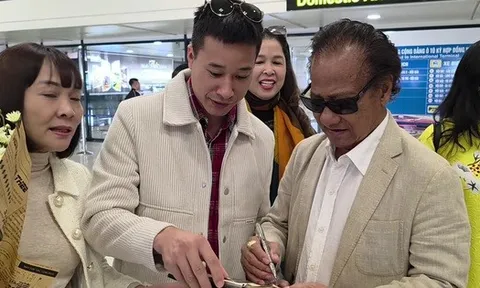 Danh ca Chế Linh ra Hà Nội, khán giả ùa tới sân bay đón