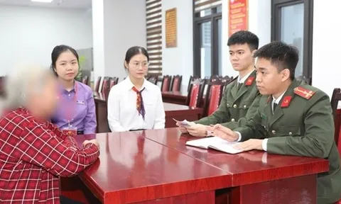 Bắc Ninh: Cụ bà đến ngân hàng chuyển 450 triệu đồng sau 2 tuần liên tục bị kẻ lừa đảo gọi điện đe dọa – Nhân viên TPBank thấy bất thường, lập tức báo công an